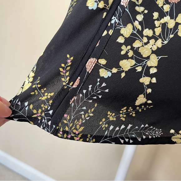 Philosophy Floral V-Neck Short Sleeve Blouse - Picture 5 of 13